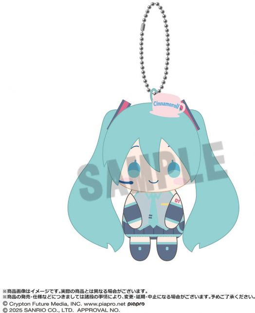 Плюшен Ключодържател Hatsune Miku x Cinnamoroll, асортимент: Чиби Мику с тюркоазени опашки и знак Cinnamoroll в розова чаша на главата. Включва метална верижка; част от Blind Box серия.-4