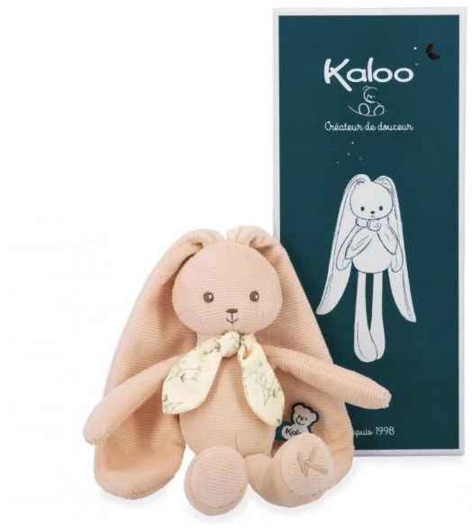 The плюшена играчка Kaloo - зайче, оранжев, 25 см с дълги уши и шарен шал стои пред тъмносиня кутия Kaloo с бяла илюстрация на зайче и логото - идеалната бебешка играчка.-3