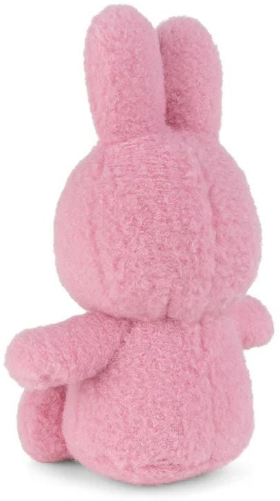 The Плюшена играчка Miffy Eco Corduroy - розов заек, 23 см е меко зайче в розово със седяща поза, две изправени уши и къси ръчички. Играчката е обърната с гръб към зрителя и няма видими черти на лицето.-3