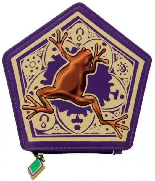 Портмоне ABYstyle Harry Potter - Chocolate Frog е лилав портфейл с формата на петоъгълник с богато украсени златни мотиви, стилизирана шоколадова жаба и цип с формата на цветна карта - идеален за всеки фен на Потър.-1