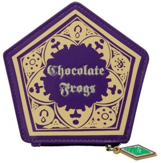 Портмоне ABYstyle Harry Potter - Chocolate Frog е портфейл с петоъгълна форма, лилаво и златисто, с орнаментиран надпис "Chocolate Frogs", декоративни шарки и зелен етикет Honeydukes на ципа.-2