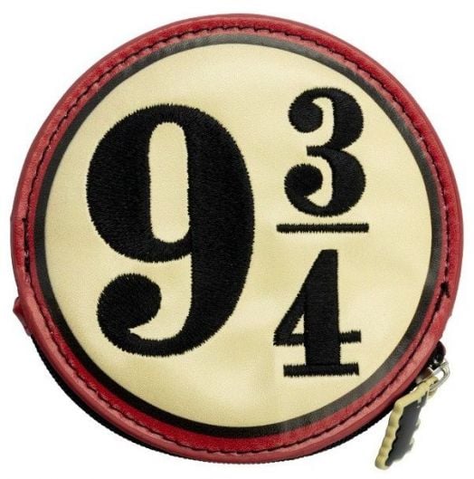 Портмоне ABYstyle Harry Potter - Platform 9 3/4 е кръгло портмоне за монети с червен кант, кремав фон и черен дизайн на "9¾", вдъхновен от платформата на Хари Потър, с цип от дясната страна.-1