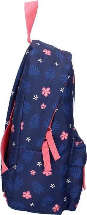 Морскосиня чанта Vadobag Stitch раничка за детска градина с розови презрамки и шарка от розови цветя и сини листа, показана отстрани. Предлага се в книжарница Orange.-3