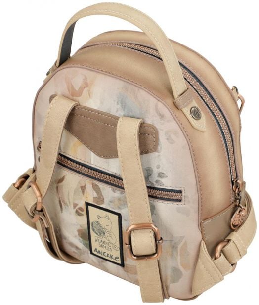 Раница Anekke Memories 19 х 23 х 8 см е малка бежова дамска раница с флорален десен, преден джоб с цип, регулируеми презрамки и предна лепенка с илюстрация на котка и думите "Weaving Stories Anekke Memories.-4
