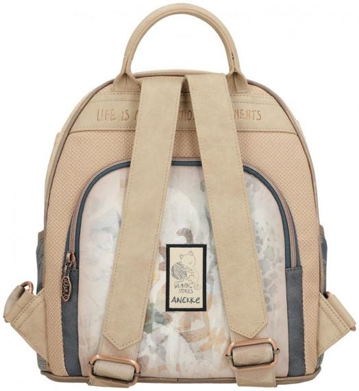 Раница Anekke Memories 29 х 31 х 14 см в бежово и светлокафяво е със среден размер, регулируеми презрамки, горна дръжка и декоративен Anekke Memories patch с коте. Раницата комбинира текстилни и гладки елементи.-7