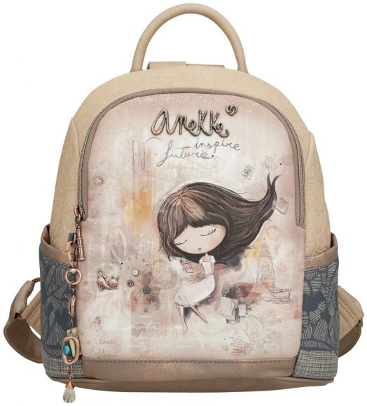 Бежова дамска раница Anekke Memories 29x31x14 см със среден размер, илюстрация на момиче с дълга кафява коса, четещо книга, надпис "Анеке вдъхновява бъдещето", странични джобове и декоративен ключодържател.-2