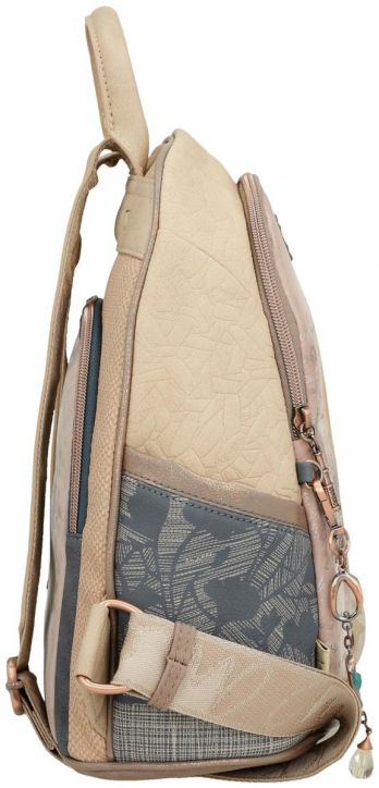 Страничен изглед на раницата Anekke Memories (29 x 31 x 14 cm) в бежово и сиво, с текстурирани шарки, джоб с цип, регулируеми презрамки и ключодържател с мъниста на метална халка.-3