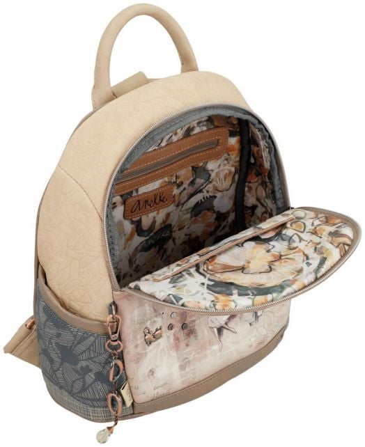 Раница Anekke Спомени 29 х 31 х 14 см. в бежово и сиво е със среден размер, открита, с просторно флорално вътрешно отделение, кафяв джоб с цип, лейбъл Anekke Memories, декоративни шевове и страничен джоб.-4