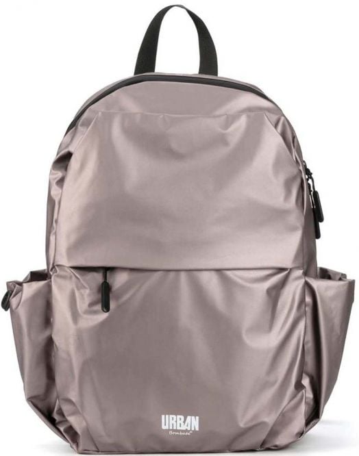Раница Bombata Urban New York 16'' е сребристо-сива раница за лаптоп в металик, с черни ципове, преден и два странични джоба, черна дръжка за носене и надпис "URBAN" в бяло в долната част.-1