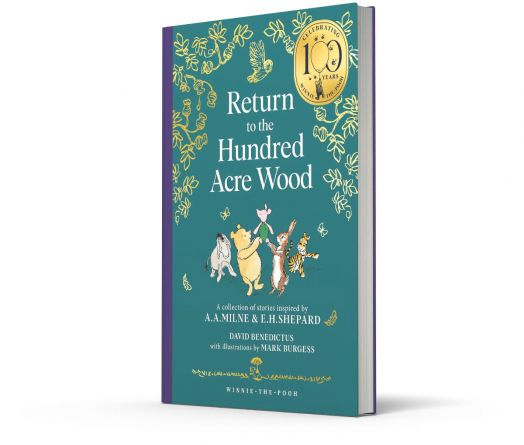 Корицата на книгата "Завръщане в Стоакровата гора" представя Пух, Прасчо, Тигър и Ийор на тиландски фон с декоративни листа и златна значка в чест на 100-годишнината на изданието с твърди корици.-4
