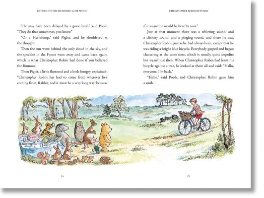 На илюстрирана страница от "Завръщане в стохилядната гора" са изобразени Пух, Прасчо, Ийор, Заек и приятели, които наблюдават как Кристофър Робин кара колело по тревиста пътека. Текстът се появява горе в това юбилейно издание с твърди корици.-5