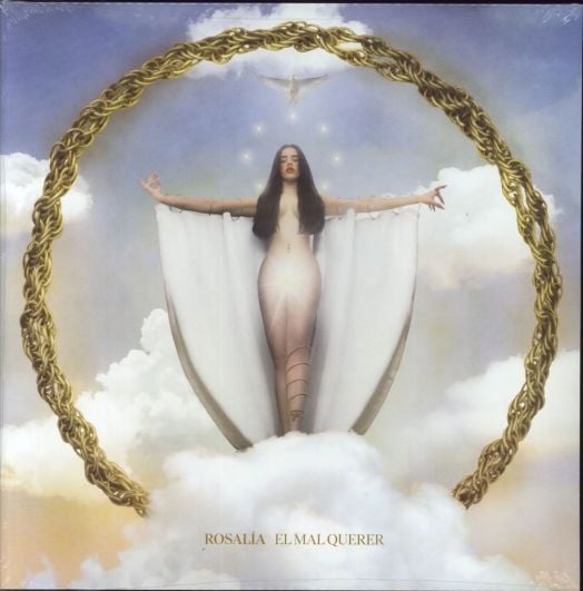Жена в бяла рокля стои сред облаци, със златен пръстен в рамката и бял гълъб над главата си. В долната част е изписано "Rosalia - El Mal Querer (VINYL)", което идентифицира този фламенко албум.