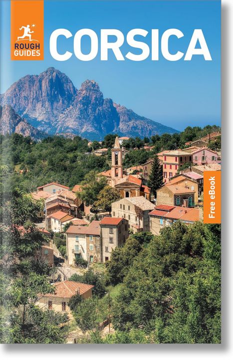 Корица на Rough Guides Corsica: Пътеводител с електронна книга, на която са изобразени село на хълм, църковна кула, теракотени покриви, зеленина и планини под ясно синьо небе - идеален източник за независими пътешественици, които търсят практически съвети-1