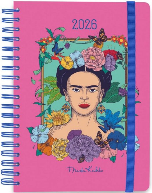 Седмичен тефтер-органайзер Grupo Erik Frida Kahlo 2026 е розов със спираловидна подвързия, с илюстриран портрет на Фрида Кало сред цветя и пеперуди, текст "Frida Kahlo" отдолу, рамка от зелени листа и син ластик отдясно.-1
