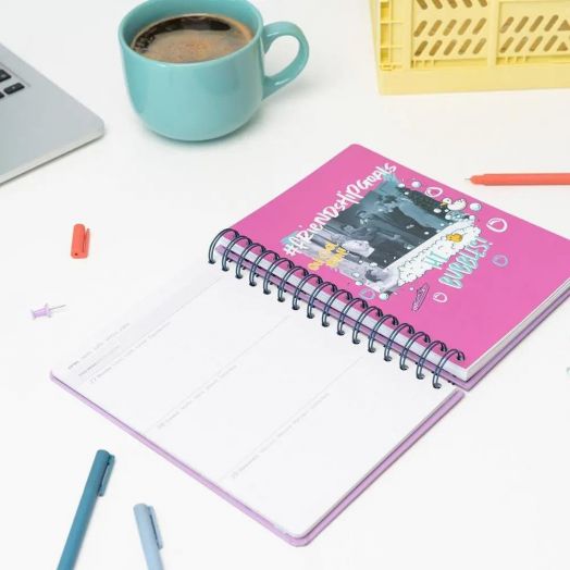 Седмичен тефтер-органайзер Grupo Erik Friends 2026 има розова колажна корица с #FriendsForever, изобразена на бяло бюро заедно с химикалки, кафе, кът за лаптоп и жълт сандък.-2