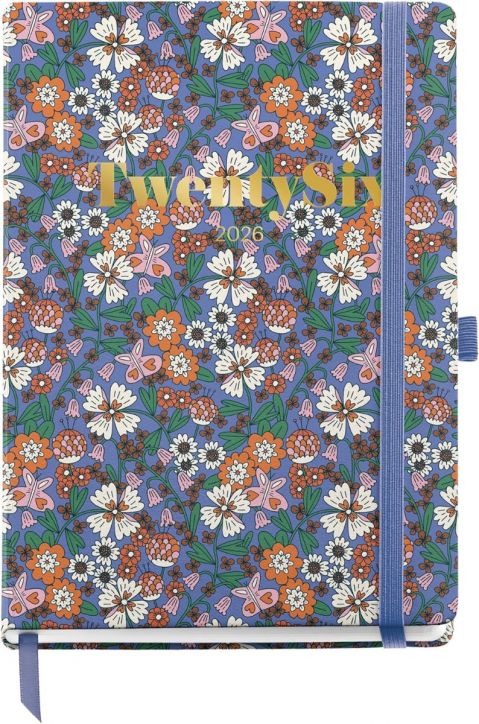 Седмичен тефтер - органайзер Miquelrius Natura Blooming 2026 е седмичен планшет А5 със златни букви "Twenty Six" и "2026" на флорална корица, както и синя ластична лента и примка за писалка - идеален за стилна организация.-1