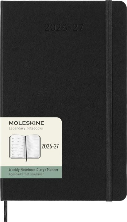 Седмичният тефтер-органайзер Moleskine за 18 месеца – Черен (юли 2026 – декември 2027) е черен бележник формат А5 с релефно надпис „2026-27“, еластична лента за затваряне и етикет за седмично планиране.-1