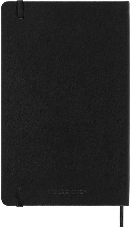 Затворен черен бележник Moleskine формат A5 със заоблени ъгли, еластична лента и лента за отбелязване на страницата. Дискретното релефно лого на MOLESKINE го обозначава като „Седмичен тефтер-органайзер Moleskine 18 месеца – Черен (юли 2026 – декември 2027-3