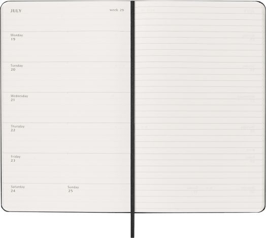 Седмичният тефтер-органайзер Moleskine за 18 месеца – Черен (Юли 2026 – Декември 2027) е отворен на седмицата за юли, като отляво са показани датите 19–25 (понеделник–неделя), а отдясно – линии за бележки, с черна лента за отметка в центъра.-5