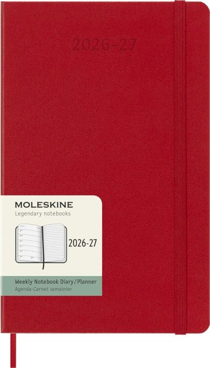 Червен седмичен бележник-органайзер Moleskine за 18 месеца (юли 2026 – декември 2027) с ластик и релефно „2026-27“ върху корицата, етикет с информация и малка илюстрация на отворен тефтер.-1