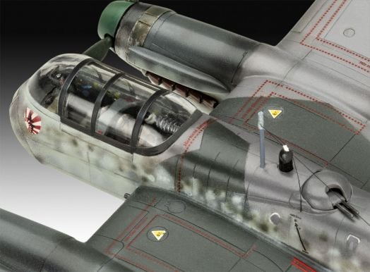 Близък план на сглобяем модел Revell - Бомбардировач Arado AR 240 в мащаб 1:72, с детайлизирана стъклена кабина, фигура на пилот, боядисани маркировки и реалистично състарени метални панели.-3