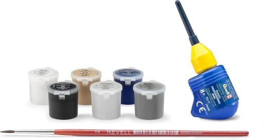 Шест малки саксии с боя, червена четка и синьо-жълта бутилка с лепило Revell с апликатор са изобразени на бял фон - идеални за сглобяване на Сглобяем модел Revell - Ford Mustang 60th, Комплект.-5