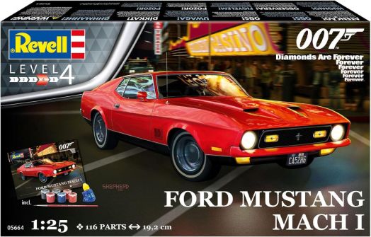 Обложката на кутията на Сглобяем модел Revell - Ford Mustang Mach 1 показва червения автомобил от филма "Диамантите са вечни", който се състезава по нощна градска улица, с табели на казина на заден план, вдъхновен от филма за Джеймс Бонд.-1