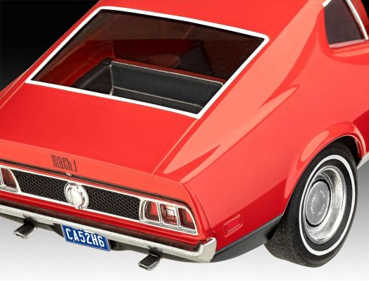 Близък план на задната част на сглобяем модел Revell - Ford Mustang Mach 1, като се открояват задните светлини, задното стъкло, синята регистрационна табела и хромираните акценти.-4