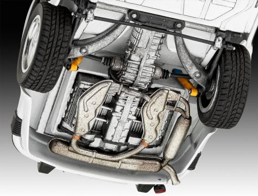 Близък план на ходовата част на сглобяем модел Revell - Porsche 911 G-Model Cabrio, с детайлно разработени изпускателна система, диференциал, окачване и задни колела, с поглед към частично видимата бяла каросерия.-3