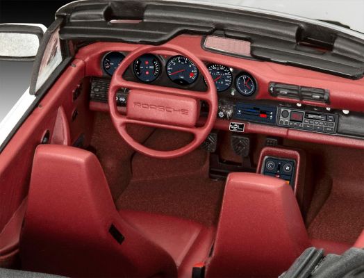 Близък план на интериора на модела Revell Porsche 911 G-Model Cabrio с червени седалки, аналогови измервателни уреди, старинни радиоуредби и детайлна маркировка на волана на този емблематичен автомобил.-4