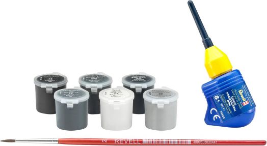 Шест малки саксии за боядисване (черна, сива, бяла), синьо и жълто лепило и четка с червена дръжка са подредени върху бял лист - идеално решение за сглобяване на вашия Сглобяем модел Revell - Porsche 911 G-Model Cabrio.-6