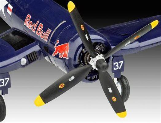Близък план на сглобяем модел Revell - самолет Vought F4U-4 Corsair 1:48, тъмносин, с Red Bull лого и номер 37, акцент върху триперката с жълти върхове и малки кръгли емблеми на всяко перо.-3
