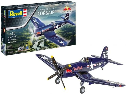 Сглобяемият модел Revell - самолет Vought F4U-4 Corsair 1:48 изобразява син изтребител Втората световна война с лога Red Bull и NAVY, позиран до кутията с изображение на сглобения модел в полет.-2