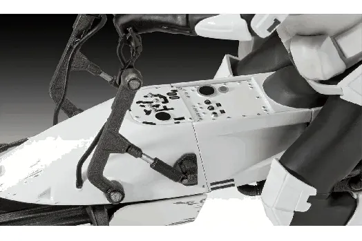 Близък план на контролния панел на Сглобяем модел Revell - Скоростен ездач Мандалорианецът, изпълнен с бутони и превключватели, с който работи черно-бяла бронирана фигура на тъмен, размазан фон.-5