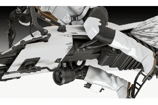 Близък план на модела на Revell сглобяем "Скоростен ездач Мандалорианецът", представящ Мандалорианеца на елегантен черно-бял мотор Speeder Bike с детайлни механични части и ръце в ръкавици, хващащи кормилото.-4