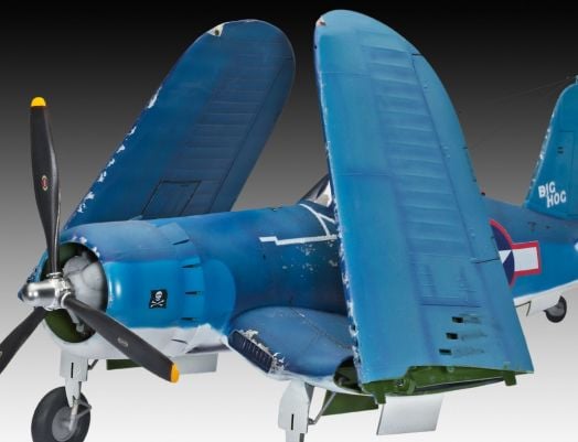 Близък план на сглобяем модел Revell - Самолет F4U-1A Corsair показва синьото му тяло, сгънатите крила, трилопатното витло, обветреното покритие, текста BIG HOG отстрани и пиратски череп в близост до двигателя.-6