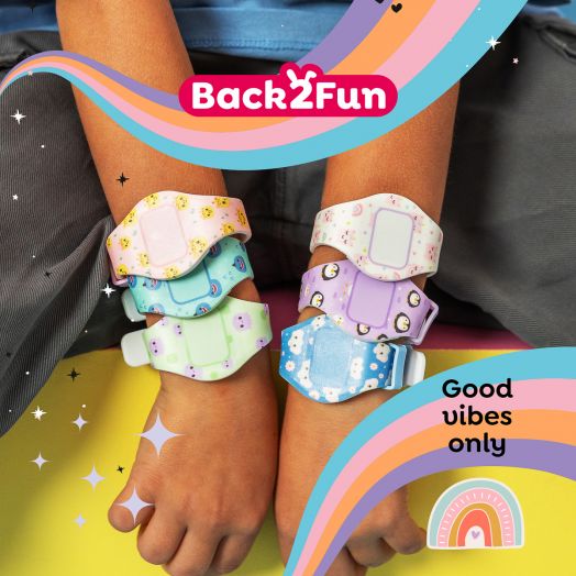 Две деца носят ярки гривни „Силиконов часовник Miquelrius Back2Fun – Еднорог“. На изображението са изобразени забавни мотиви, надписът „Back 2 Fun“ в горната част и надписът „Good vibes only“ с дъга в долния десен ъгъл.-4