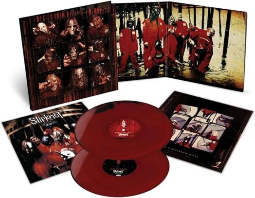 Комплектът Slipknot - Slipknot (25th Anniversary Edition) 2 VINYL включва червен винил, обложка с групата в червени гащеризони и маски, книжка и тъмно художествено оформление в чест на дебютния им албум.-2