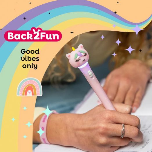 Човек пише в тетрадка със светещата химикалка Miquelrius Back2Fun – еднорог, лилава. На нея са изобразени цветни дъги, звезди, надписите „Back2Fun“ и „Good vibes only“ – весел аксесоар за любителите на забавни аксесоари.-7