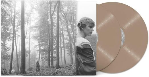 Комплектът Taylor Swift - Folklore (2 VINYL) включва два диска с тен и обложка на албума в сива гама, изобразяваща високи, мъгливи дървета с човек сред тях, както и изображение на Тейлър Суифт в профил, облечена в пуловер.