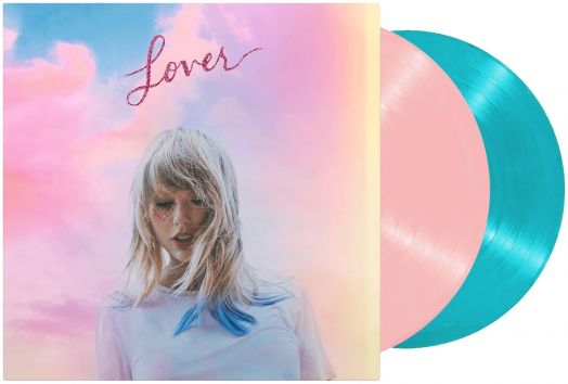 На обложката на албума на Taylor Swift - Lover (2 VINYL), синт-поп албум, е изобразена руса жена на фона на пастелно небе. Две винилови плочи - една розова и една синя - надничат иззад това лимитирано издание. "Lover" е изписано с розов шрифт в горната ча