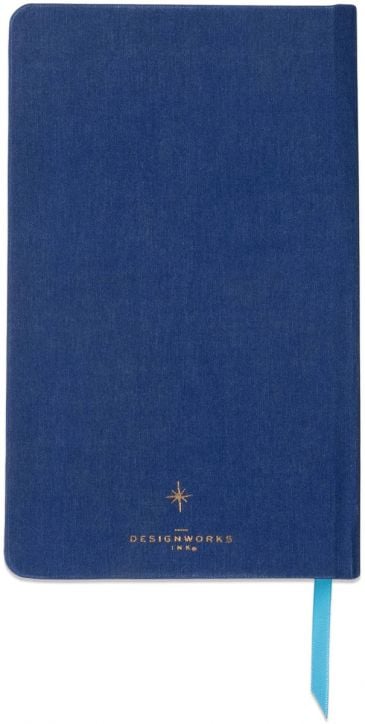 Тефтер DesignWorks Ink - Starry Eyed: стилен модел с твърда синя корица, заоблени ъгли, синя лента и златист надпис под малка компас-звезда. Перфектен за записки върху фините му, линирани страници.-2