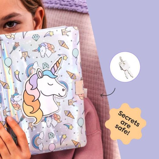 Дете държи Тефтер Miquelrius Back2Fun Holographic Unicorn с ключалка, украсен с холографски еднорог, дъги, диаманти и сладолед. На етикета е написано "Тайните са в безопасност!" до малко изображение на ключ.-4