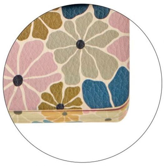 Близък план на текстурирана повърхност с пъстра флорална шарка от сини, розови, зелени и жълти цветя с черни центрове върху тефтер Miquelrius Boho Essence A5 с 80 листа на точки.-3