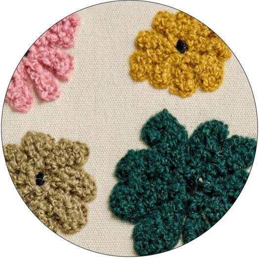 Близък план на четири плетени на една кука цветя - розово, жълто, тен и тъмнозелено с черни центрове - подредени върху кремав плат до Тефтер Miquelrius Boho Essence Towel A5 с 80 листа на широки редове.-3