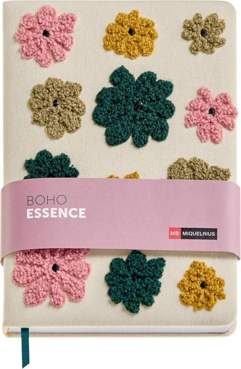 Тефтер Miquelrius Boho Essence Towel A5 с 80 листа на широки редове, кремав платнен текстил с плетени цветя в зелено, жълто и розово, розова лента BOHO ESSENCE, MIQUELRIUS лого и зелена разделителна лента.-1