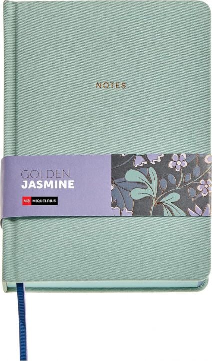 The Тефтер Miquelrius Golden Jazmin Fabric Green A5 с 96 листа на широки редове е светлозелен тефтер с надпис NOTES в златно и декоративна лента с флорален дизайн, има синя отметка за страници.-1