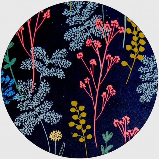 Кръгло изображение на тетрадката Miquelrius Hidden Forest A5 показва тъмносинята ѝ корица, украсена с ботаническа шарка с деликатни, цветни растения и цветя в червено, жълто, зелено и светлосиньо.-3