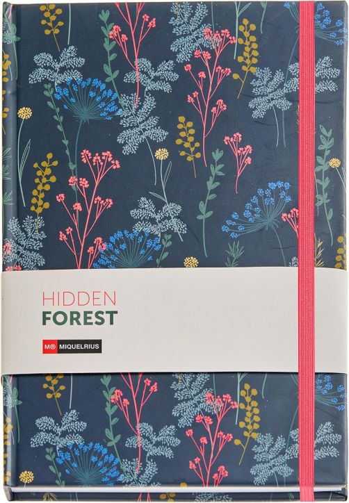 Тетрадка с тъмносиня корица с цветни ботанически илюстрации, розов ластик и хартиена лента с надписи "Hidden Forest" и "Miquelrius". Продукт: Тефтер Miquelrius Hidden Forest A5 с 80 бели листа.-1