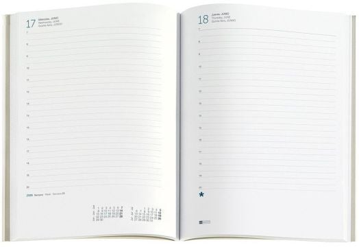 Отвореният тефтер-органайзер Miquelrius Natura Blooming 2026, ден на страница, показва две датирани страници с редове за бележки и малък месечен календар в долния ляв ъгъл.-8